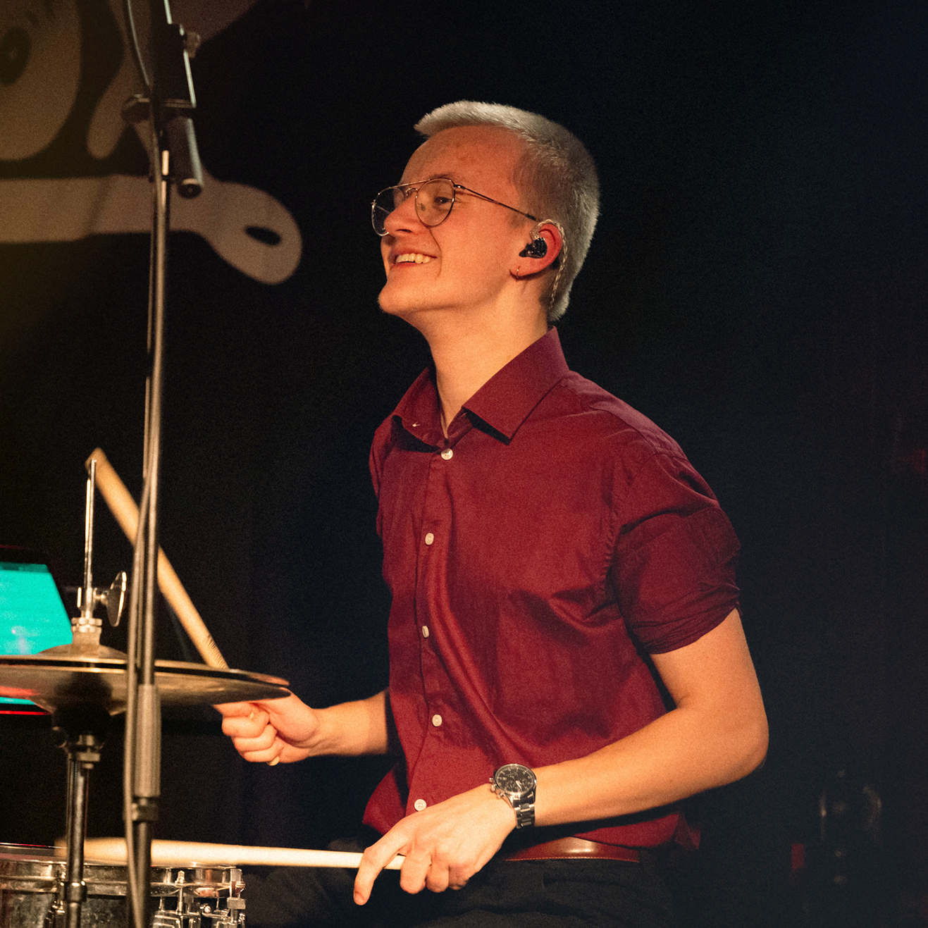 Andreas Skak Andreas smiler og spiller trommer