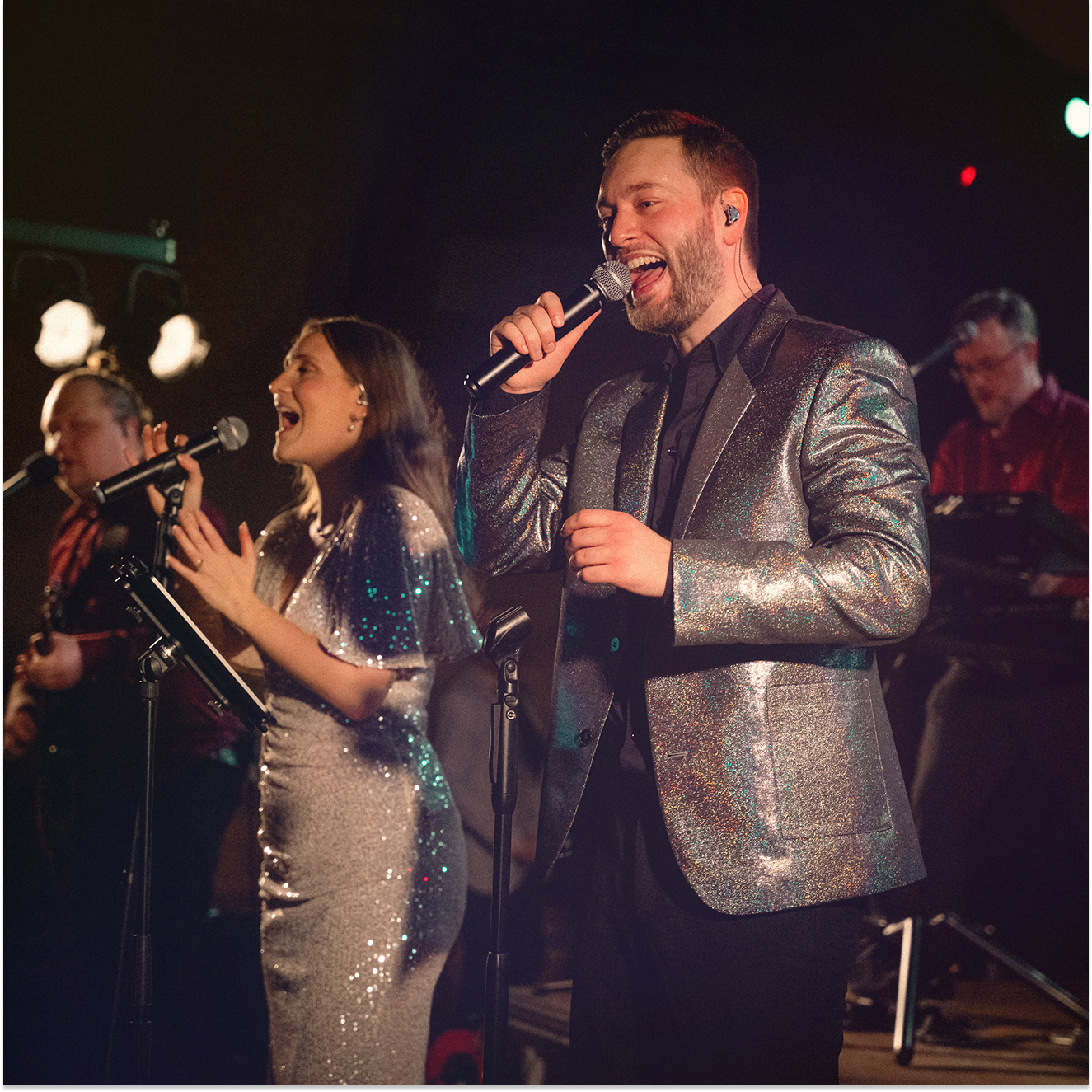 Juicebox spiller live musik til bryllup med mandlig og kvindelig sanger på scenen