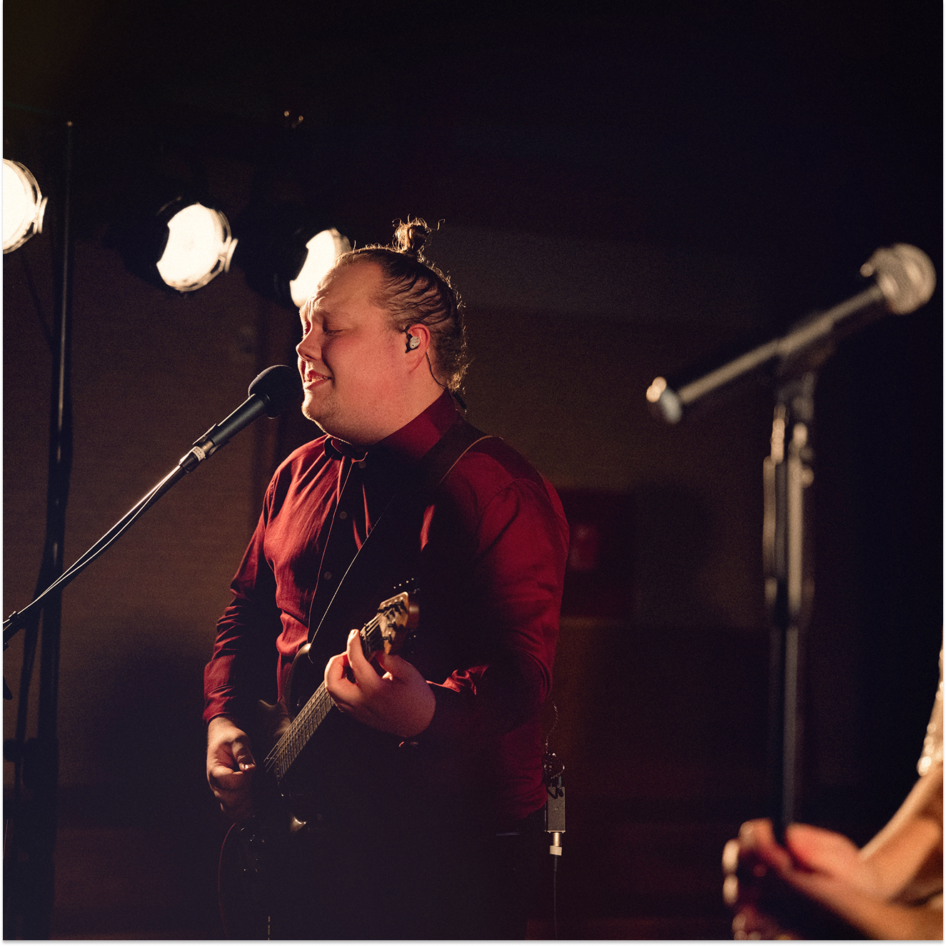 Kasper spiller guitar og synger