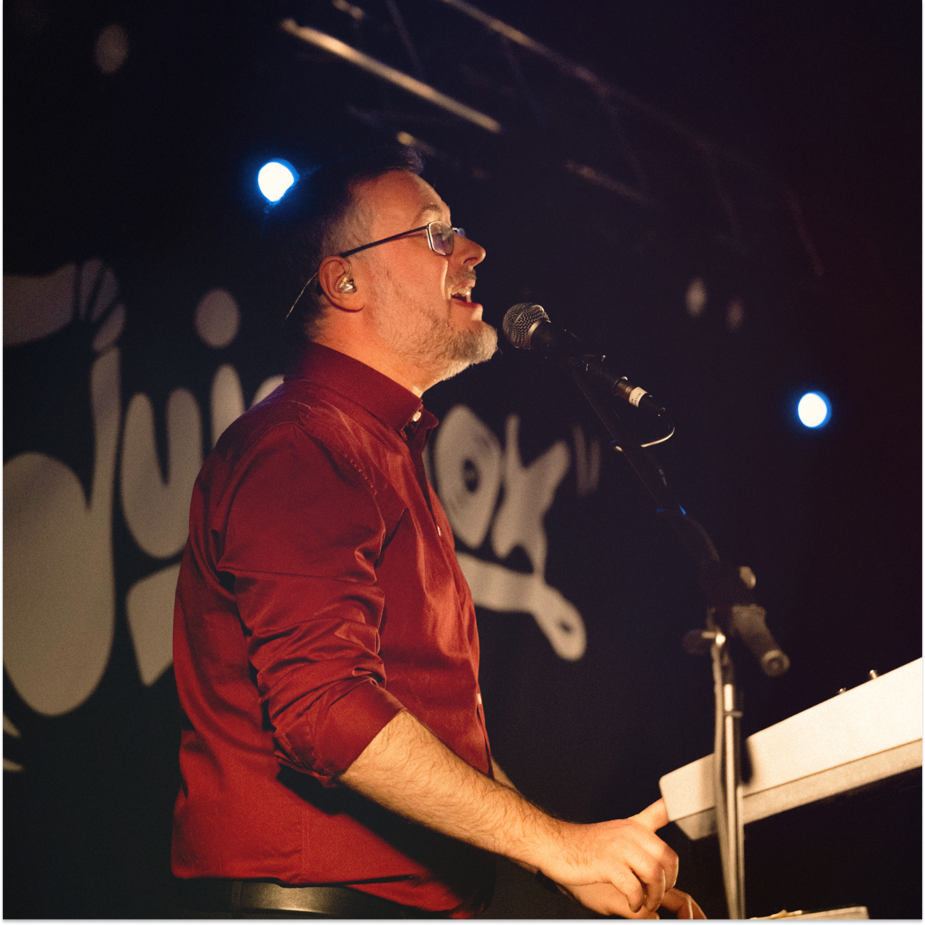 Martin synger og spiller keys